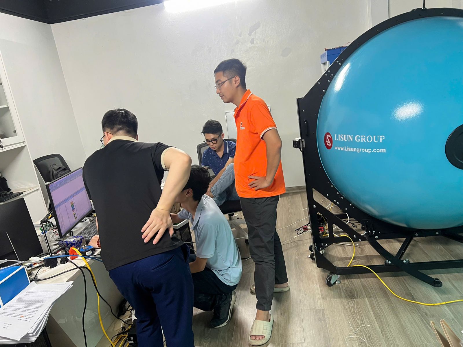 Bàn giao hệ thống đo quang thông và quang phổ bằng quả cầu tích phân