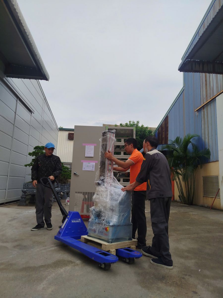 Di chuyển máy kéo nén vạn năng vào vị trí