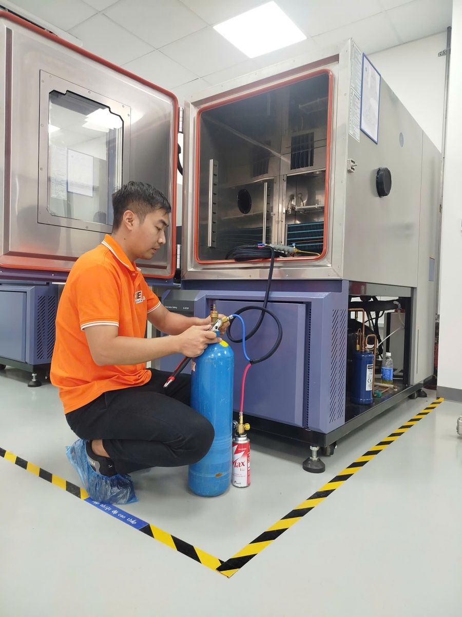 Chuẩn bị nạp Ni tơ kiểm tra rò rỉ trên đường gas cho tủ nhiệt ẩm