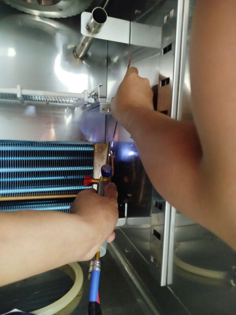 Hàn lại vị trí rò rỉ trên đường gas của tủ thử nghiệm nhiệt ẩm