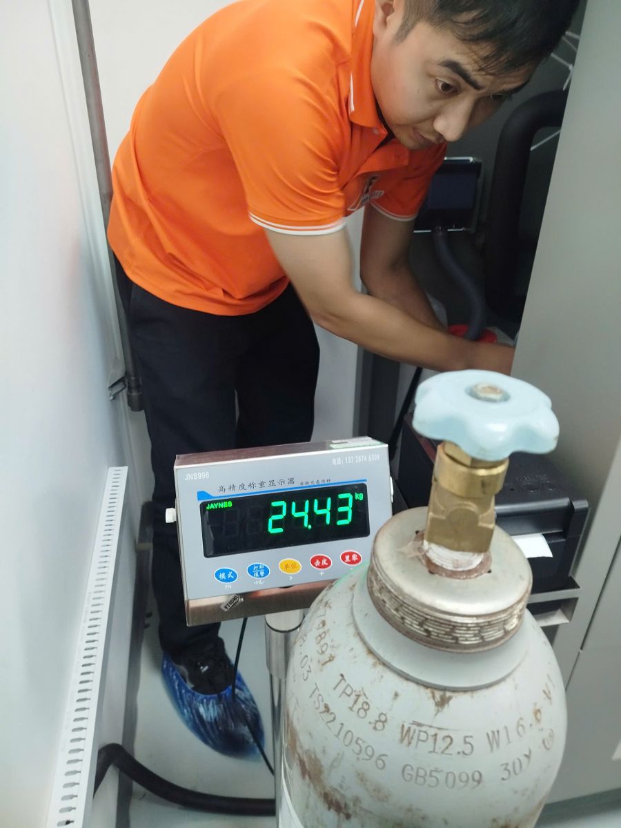 Nạp gas cho tủ thử nghiệm môi trường nhiệt độ độ ẩm