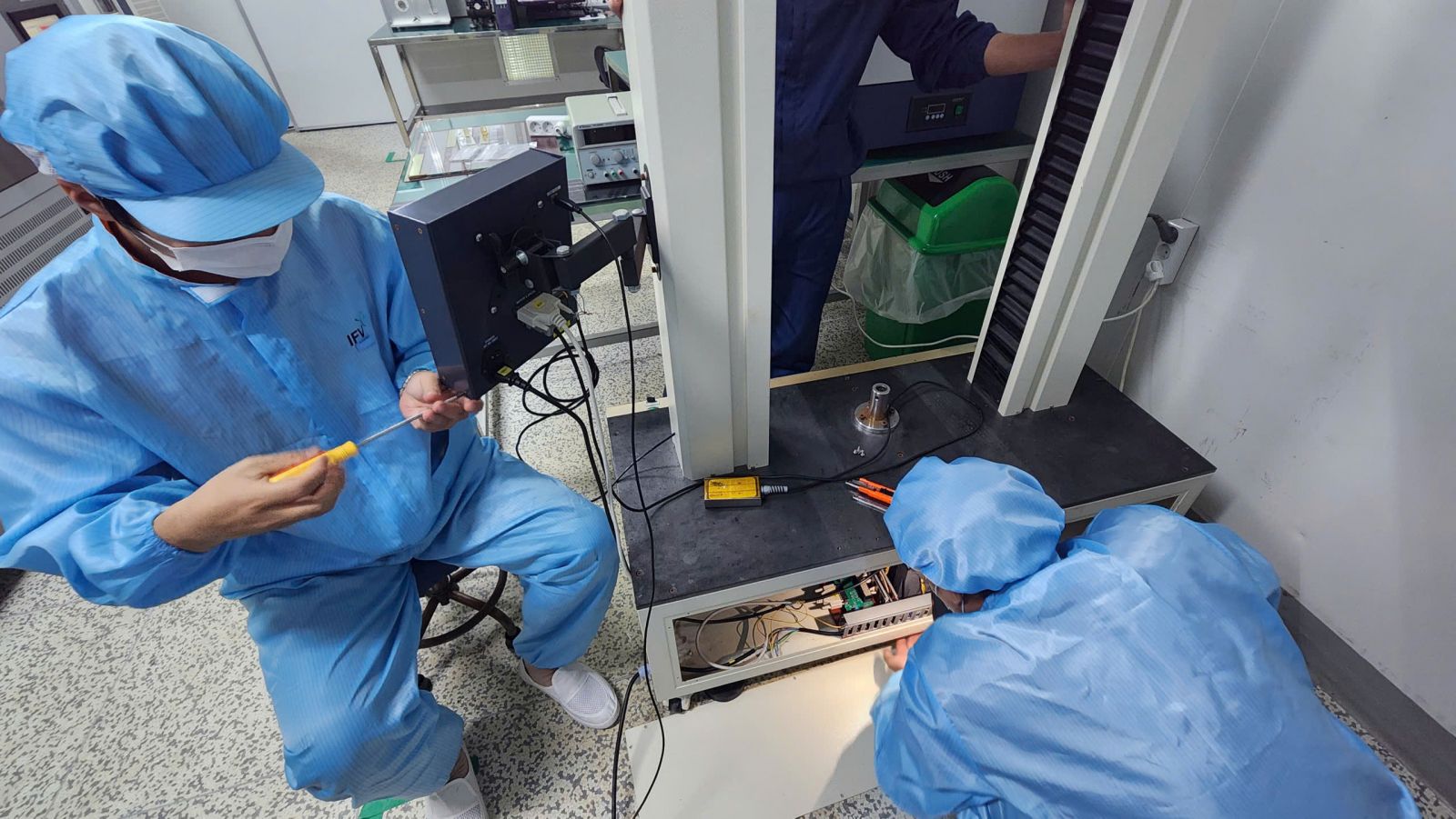 Kiểm tra bản mạch và các linh kiện điện tử máy kéo nén