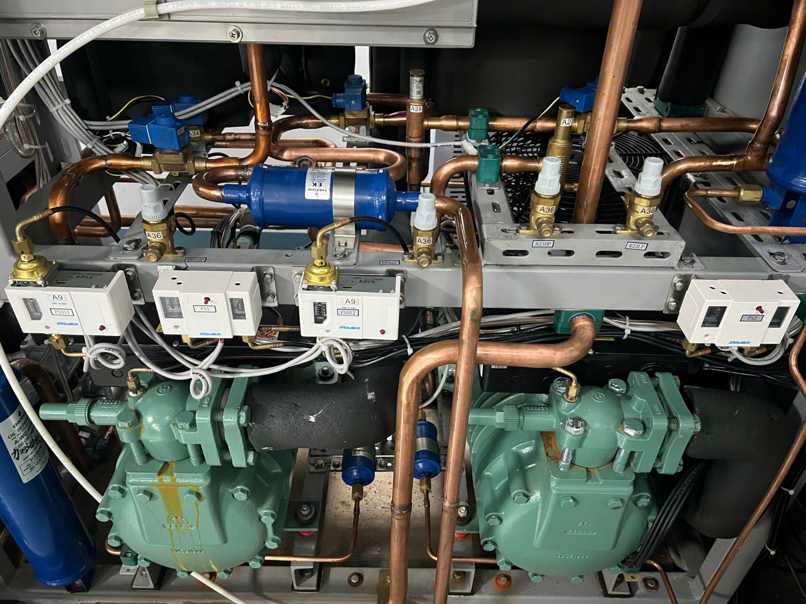 Kiểm tra hệ thống lạnh và máy nén tủ nhiệt ẩm