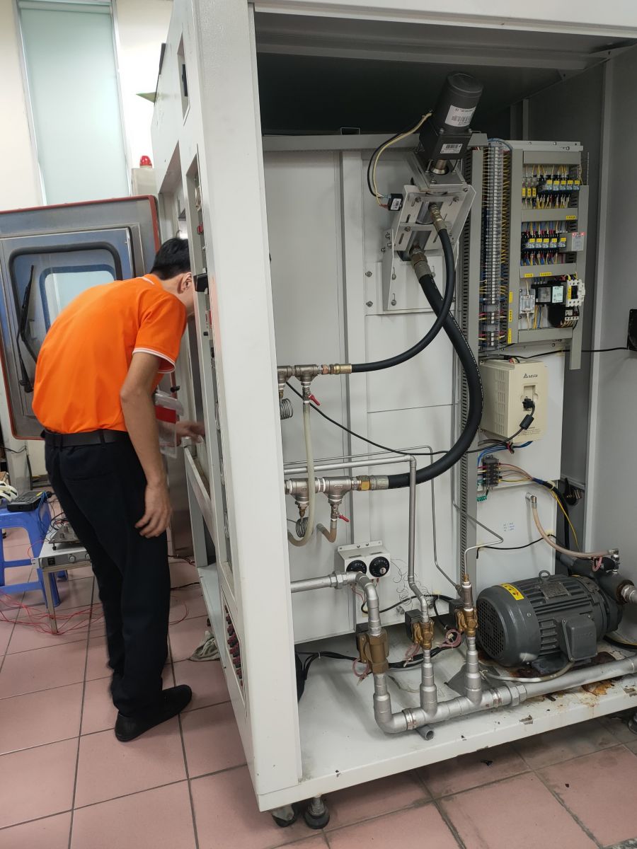 Tháo vỏ tủ để kiểm tra các linh kiện và chi tiết