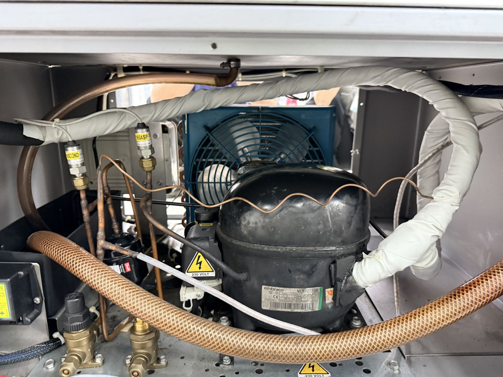 Kiểm tra máy nén của tủ nhiệt ẩm