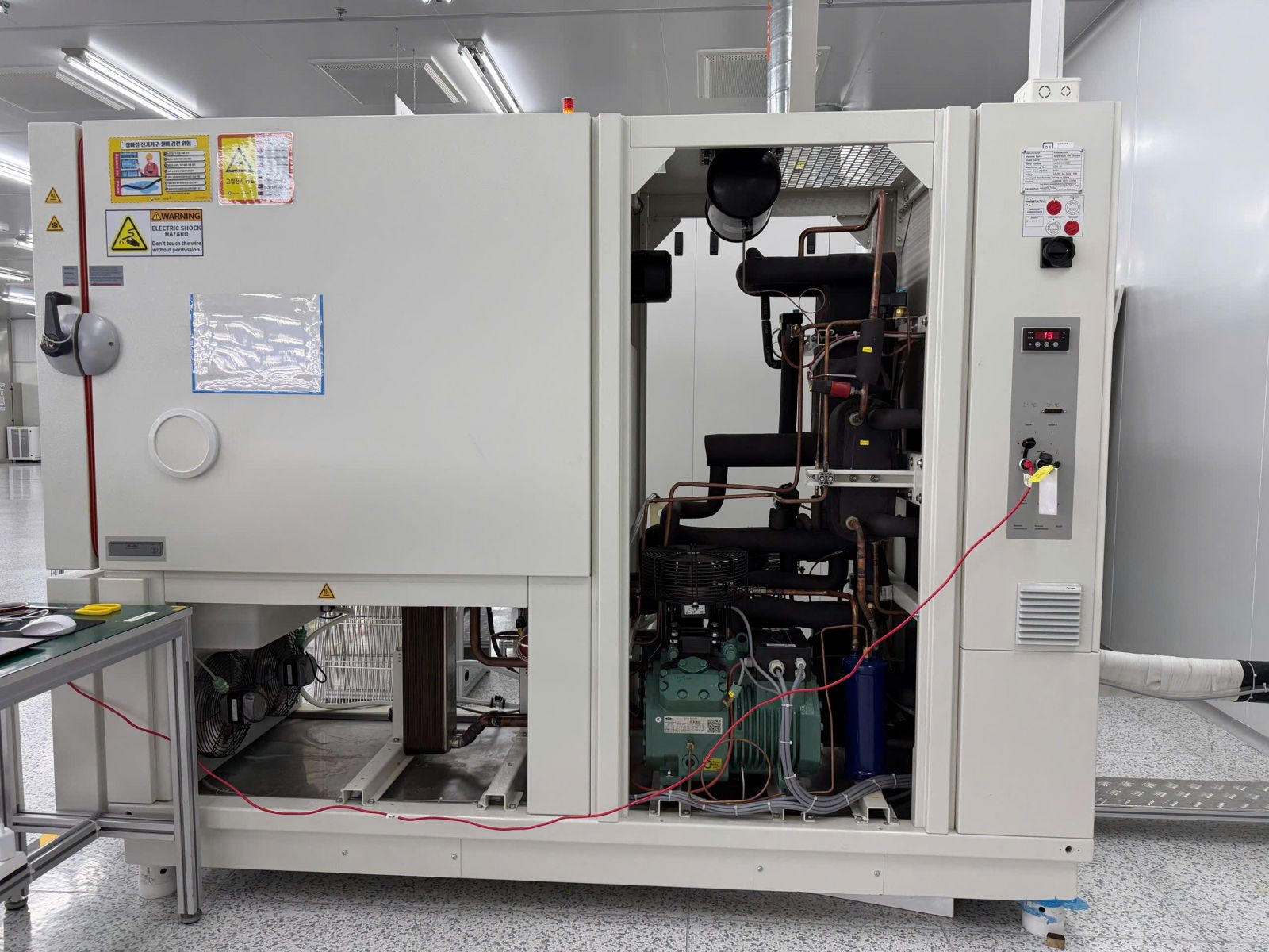 Tháo vỏ máy để kiểm tra và sửa chữa chamber nhiệt ẩm Weiss Technik bị rò gas