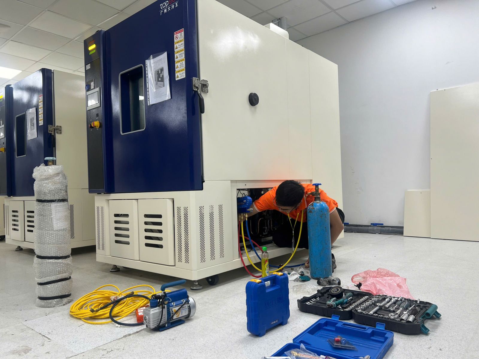 Nạp khí Ni tơ để kiểm tra vị trí rò rỉ cho tủ nhiệt ẩm