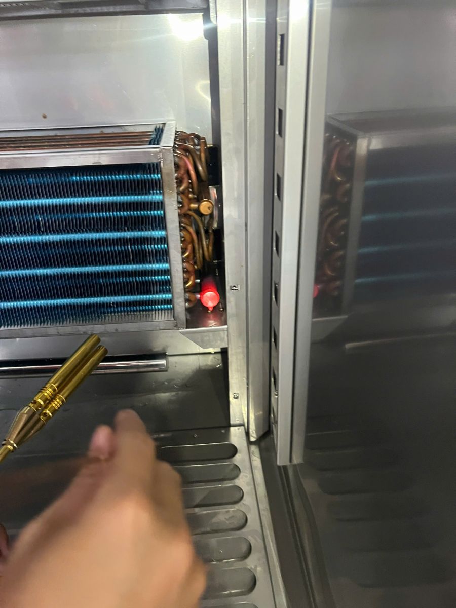 Hàn lại vị trí rò rỉ trên đường ống gas lạnh tủ nhiệt ẩm
