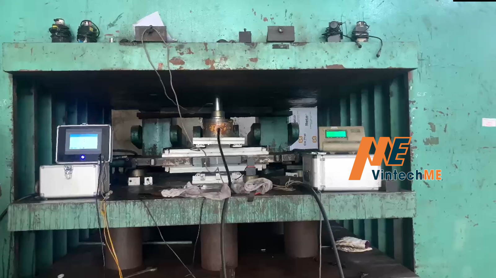 Thiết bị thử nghiệm gối đỡ cầu dạng trượt sử dụng xylanh thủy lực