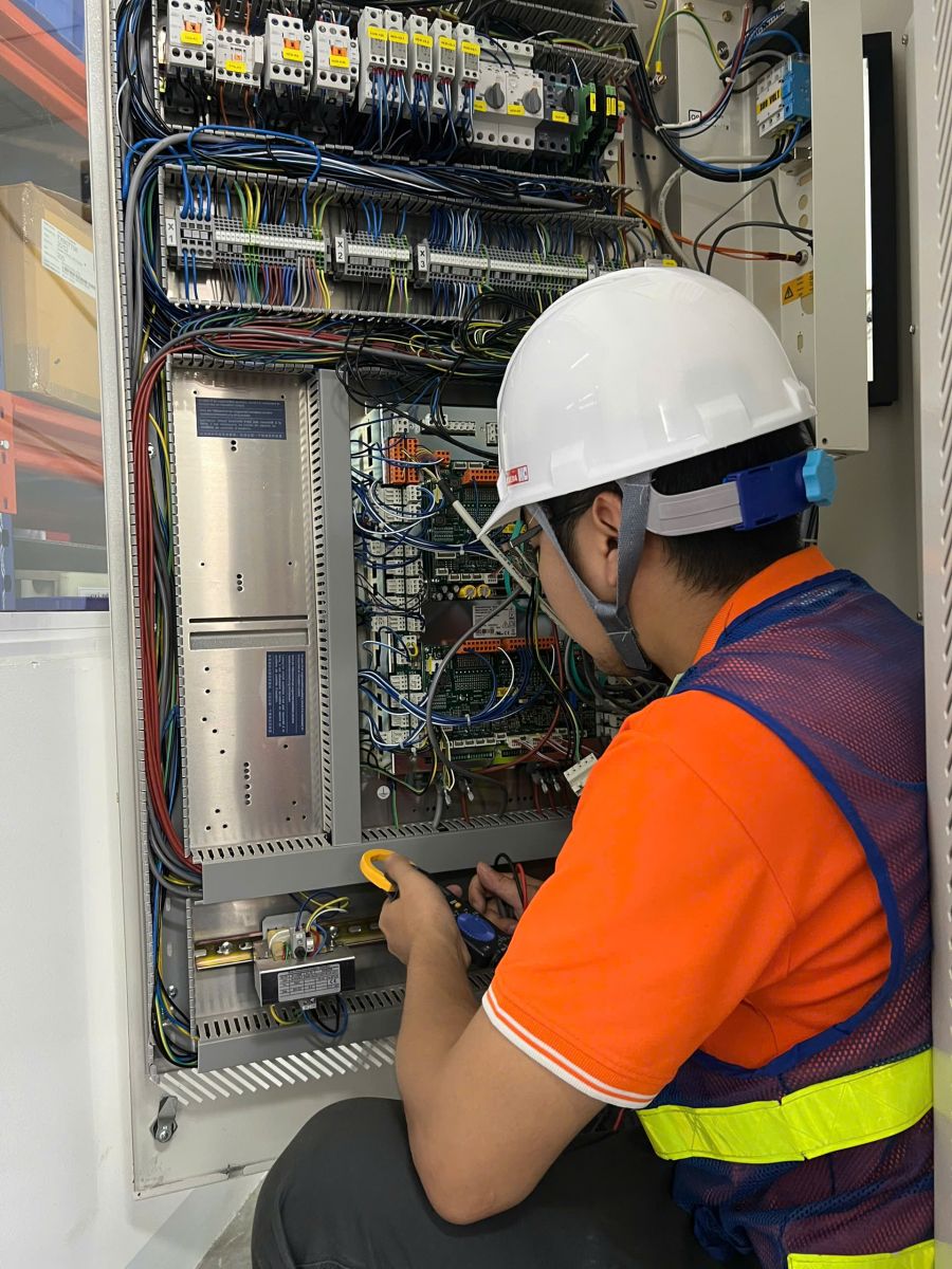 Kiểm tra hệ thống điện của tủ thử nghiệm nhiệt ẩm Weiss Technik