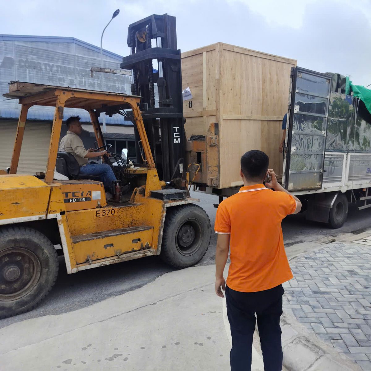 Tiếp nhận và dỡ tải tủ thử nghiệm nhiệt ẩm biến đổi nhanh